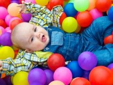 Fiesta familiar en el parque de bolas - Recupera la ilusión de la infancia con una fiesta original para adultos en un chiquipark