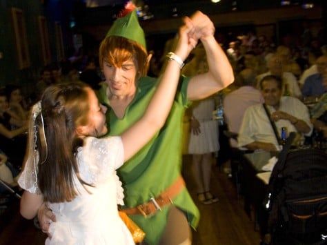 Peter Pan en mi fiesta infantil en Barcelona baila