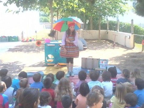 Entretenimiento infantil para bodas y comuniones en Barcelona. Peca Ploramiques escuela
