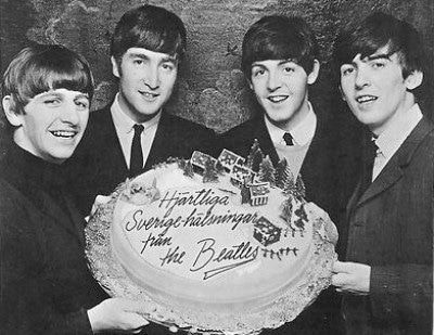 Beatles de jovenes felicitando cumpleñaos