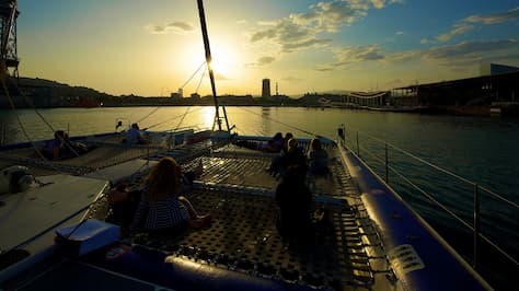 Catamarán Barcelona y puesta de sol 